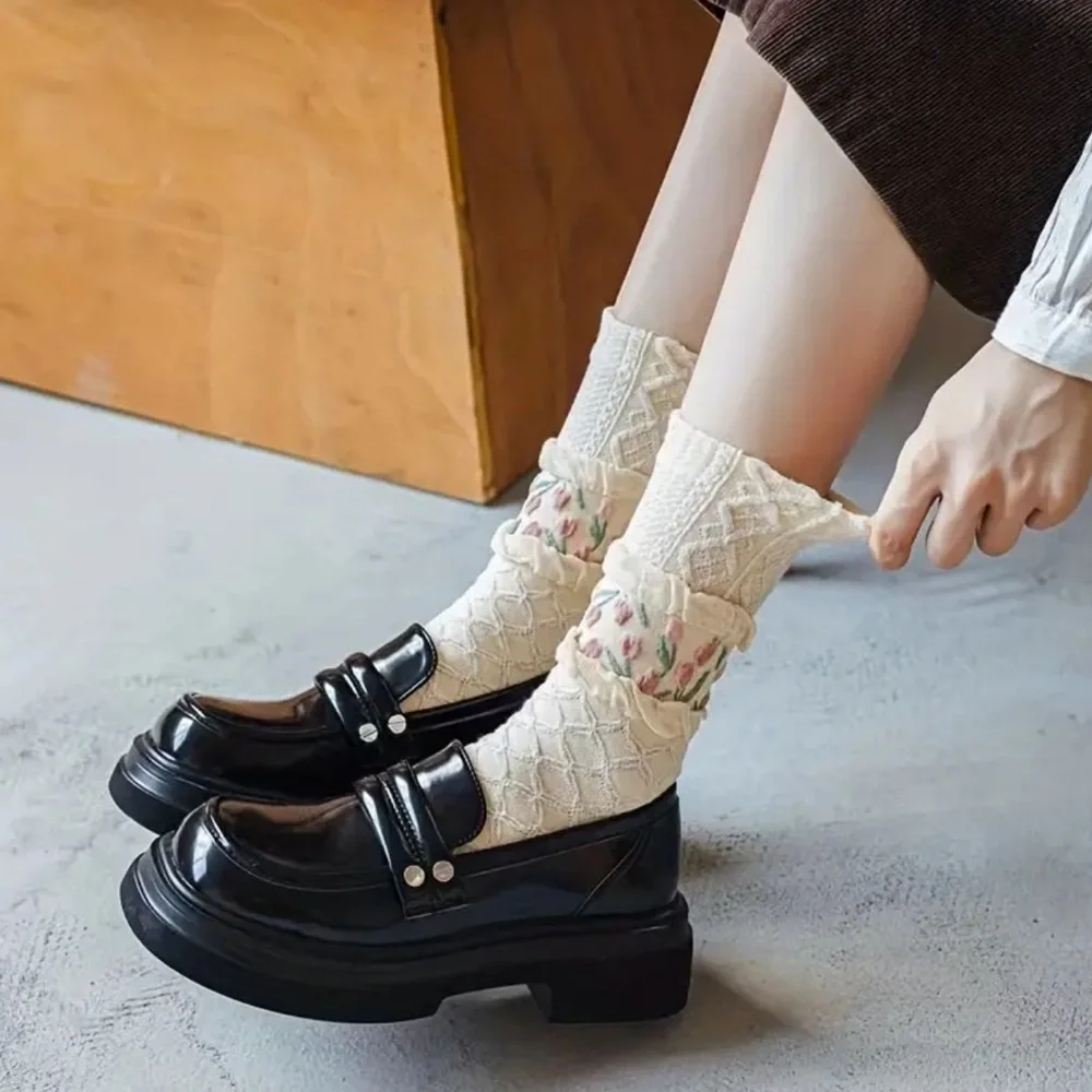 NWT Women Socks & Hosiery 4 Pairs Floral Tulips Embroidered Mid Tube Sock Cozy